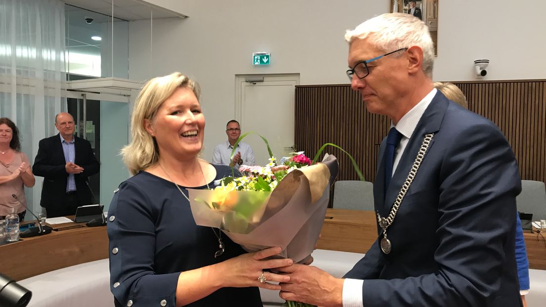 Mirjam Pauwels krijgt na de installatie als wethouder van Assen bloemen van burgemeester Marco Out (Rechten: Margriet Benak / RTV Drenthe)