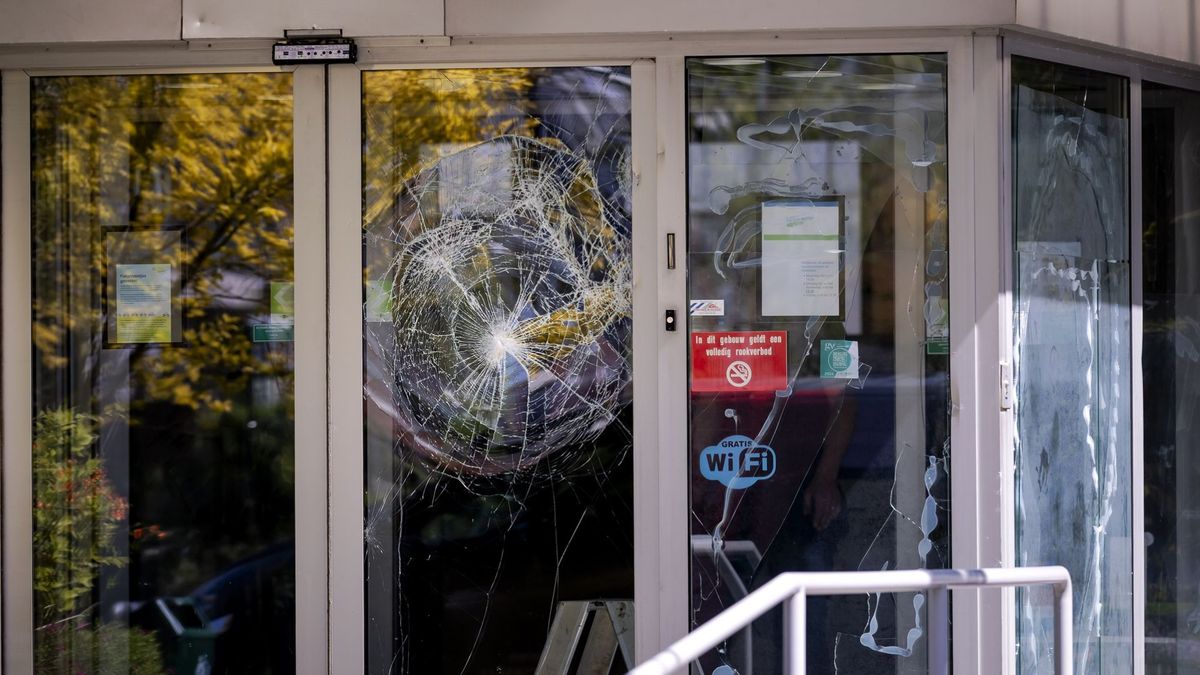 Celstraf voor man (34) uit Ermelo die gemeentehuis vernielde: 'Stom, stommer, stomst'