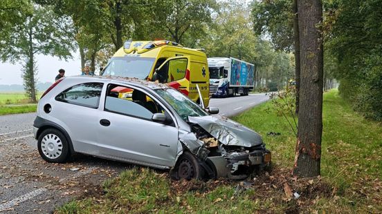 Gewonden bij auto-ongeluk • veel schade na autobrand. Gewonden bij auto-ongeluk • veel schade na autobrand.