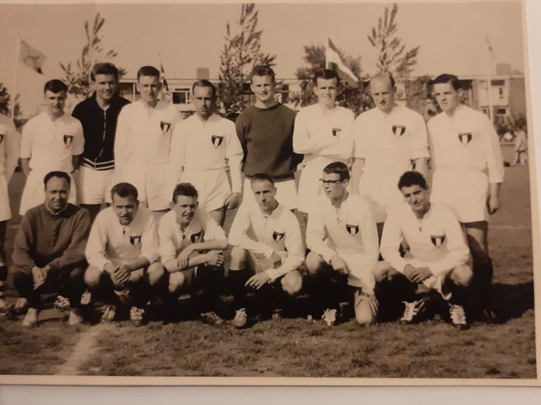Lou van der Hoeven (gehurkt, links) met Zwart-Wit'28 in de jaren '50.