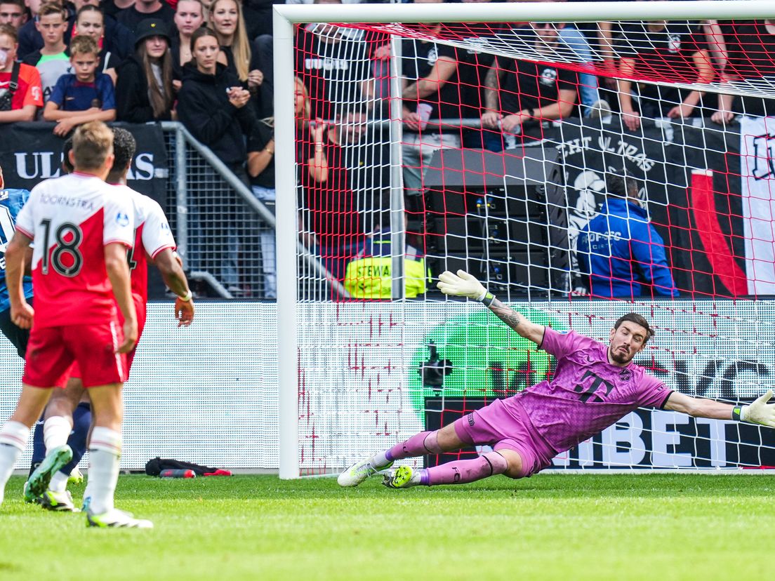 Calvin Stengs (met rugnummer 10) schuift de 1-2 achter Vasilios Barkas