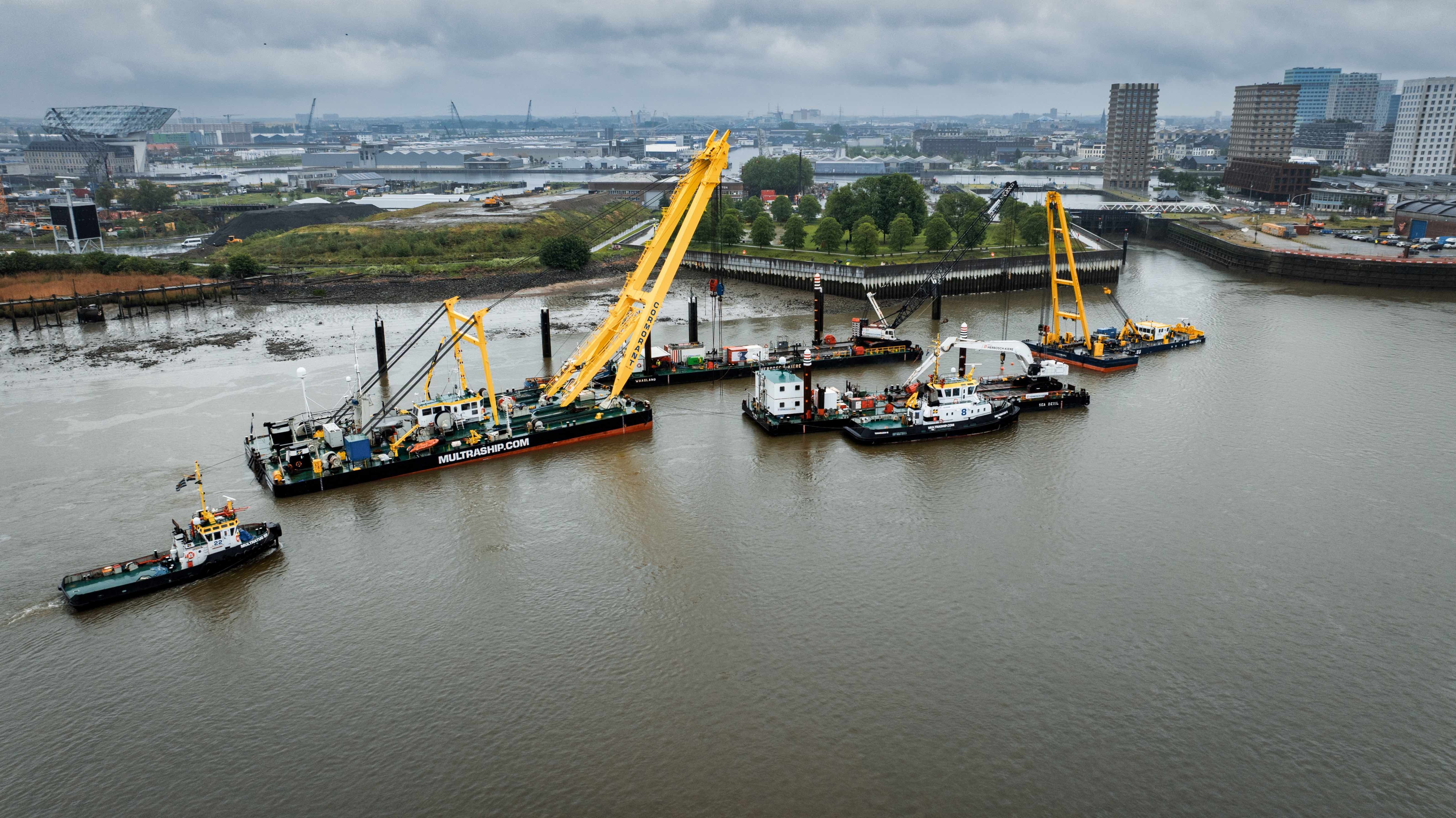 Multraship hijst gezonken zandschip uit water bij Antwerpen