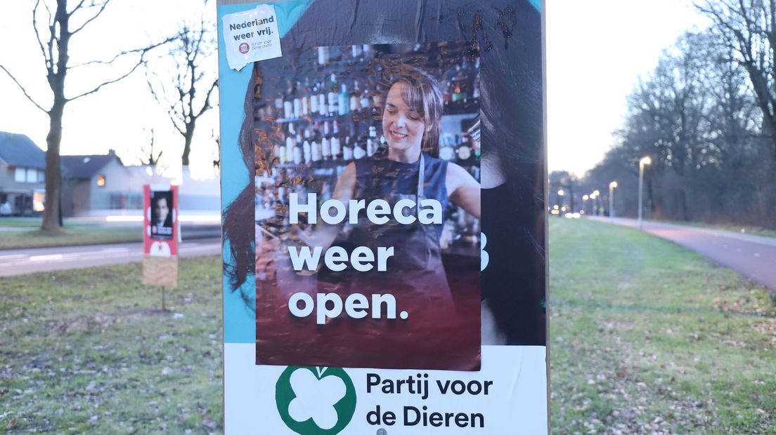 Ook verkiezingsposters van de Partij voor de Dieren in Hengelo zijn overplakt door FvD