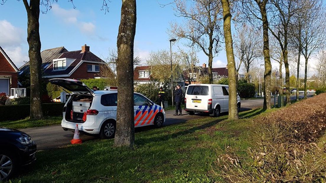 De politie bij de woning van de vrouw