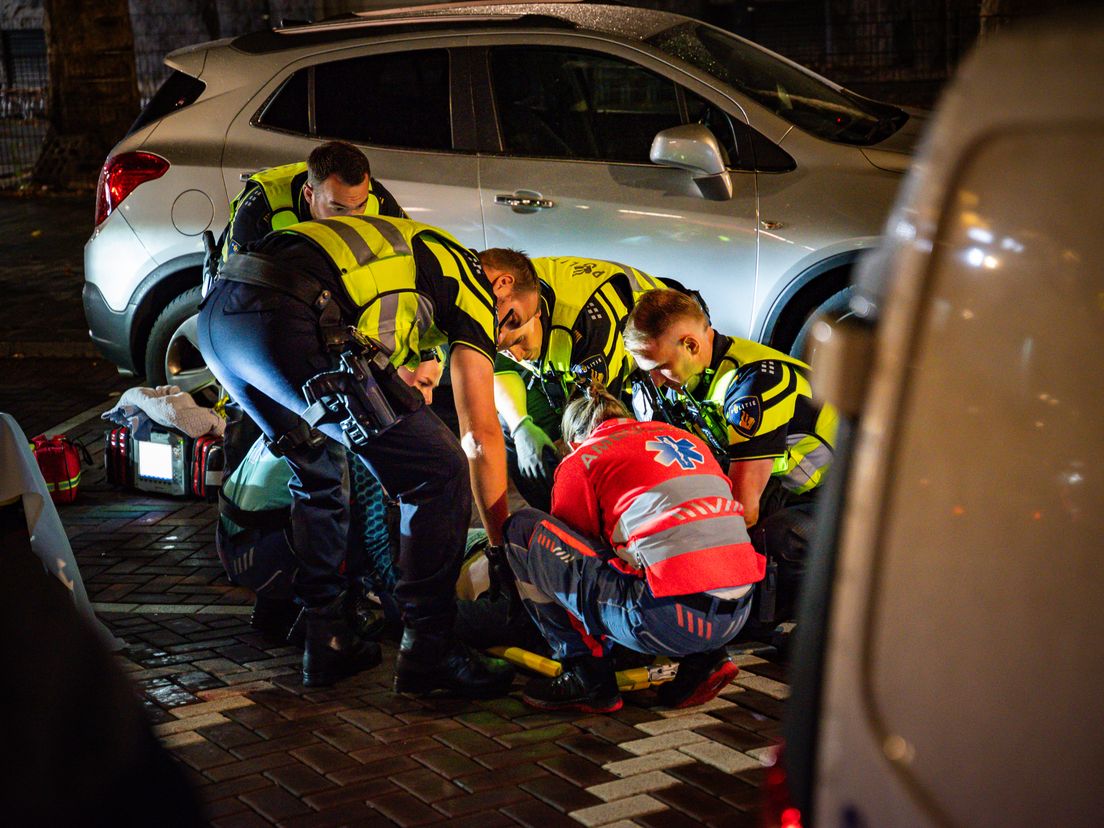 Man gewond op straat