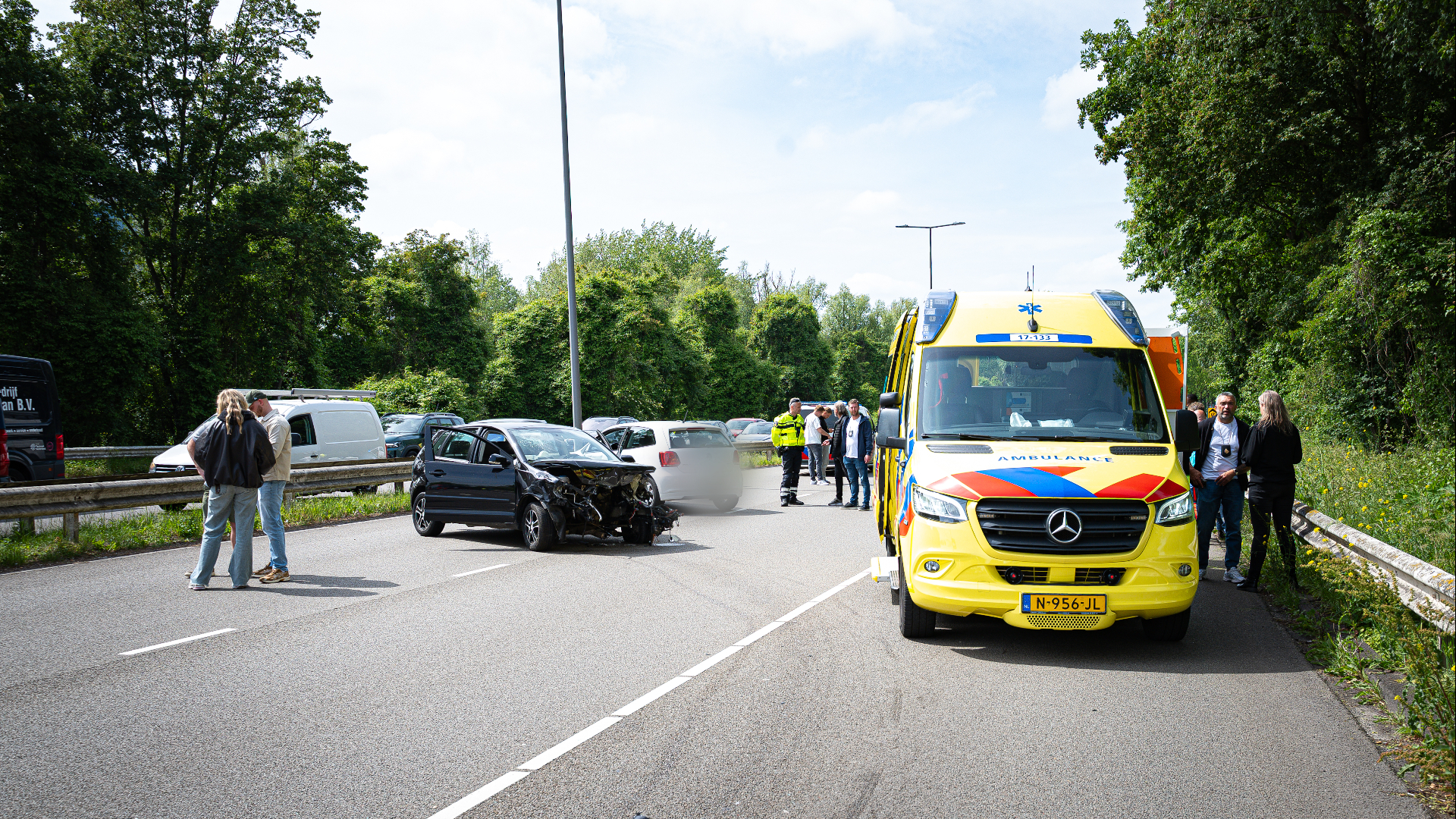 De weg is afgesloten vanwege het ongeval