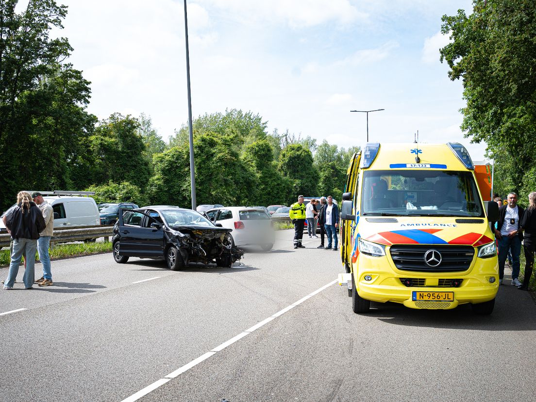 De weg is afgesloten vanwege het ongeval