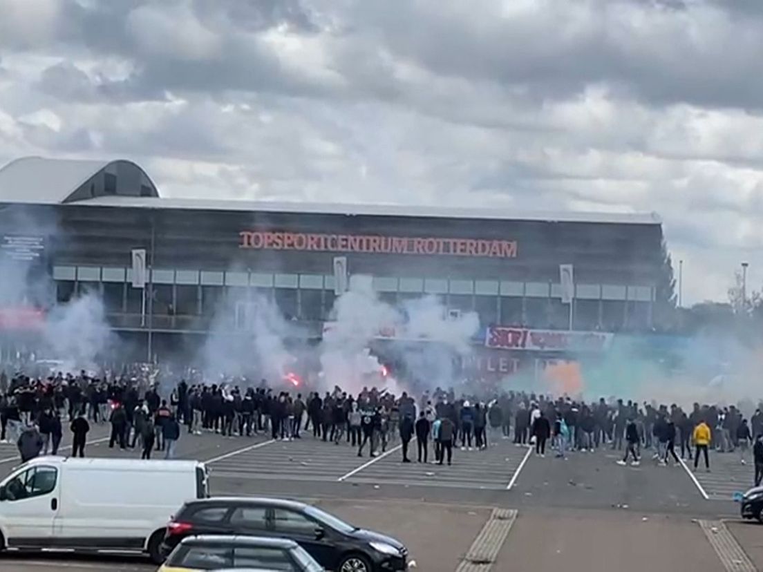 Honderden supporters bij De Kuip na Feyenoord-RKC Waalwijk
