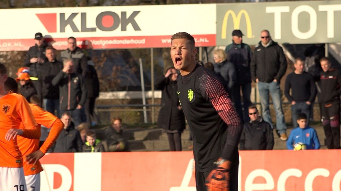 Kjell Scherpen in actie voor Oranje Onder 19