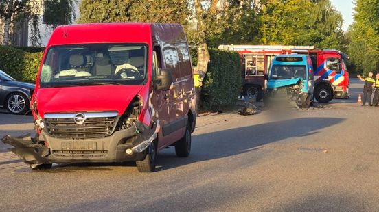 Buurtbus botst op busje