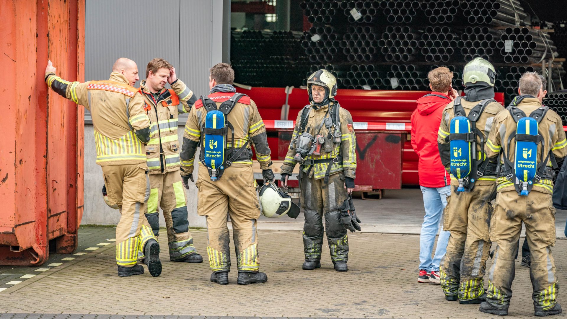 Brandweer urenlang in touw door bedrijfsbrand in Houten