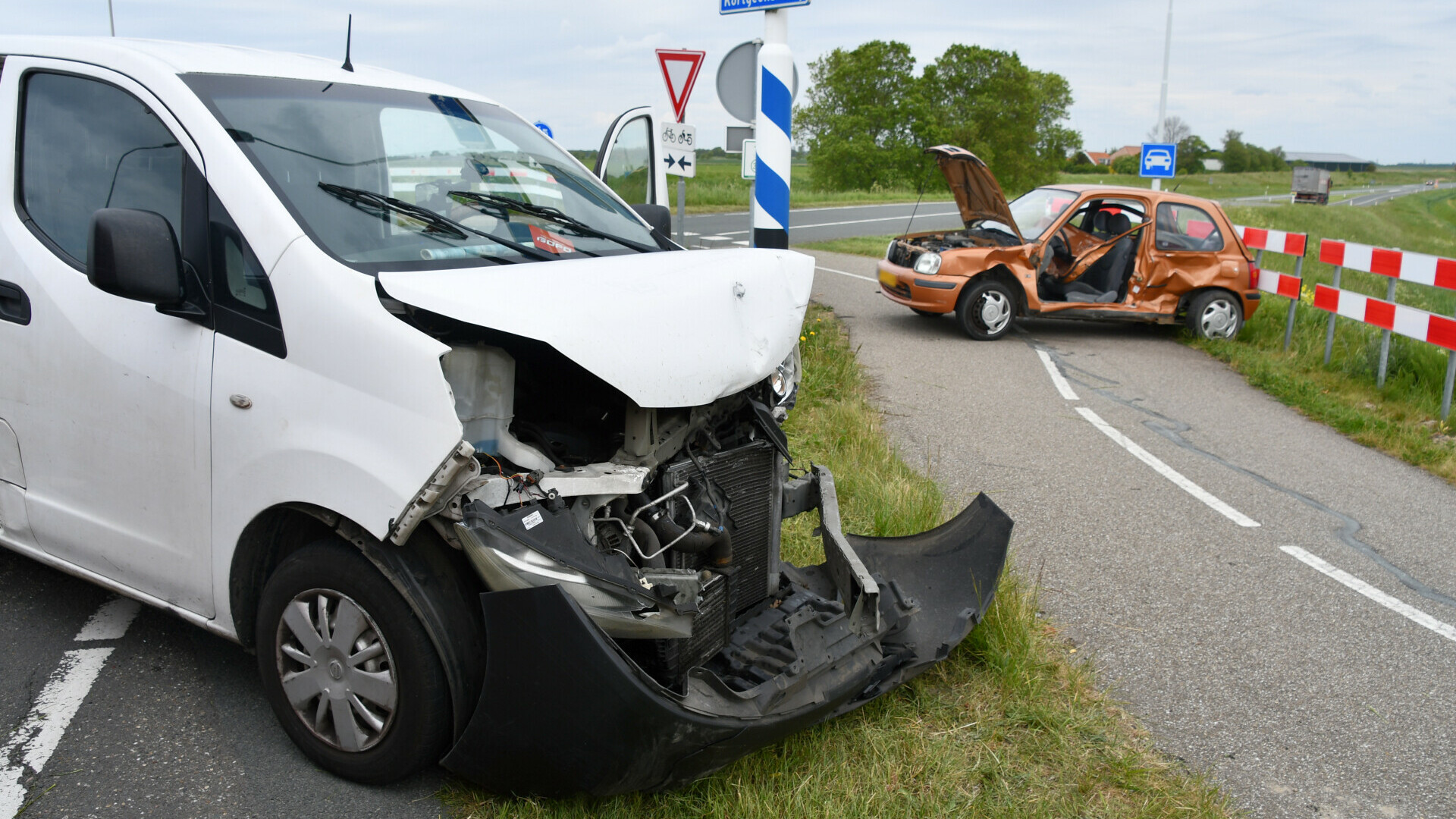 Bestelbusje en auto botsen op elkaar: vrouw uit auto bevrijd