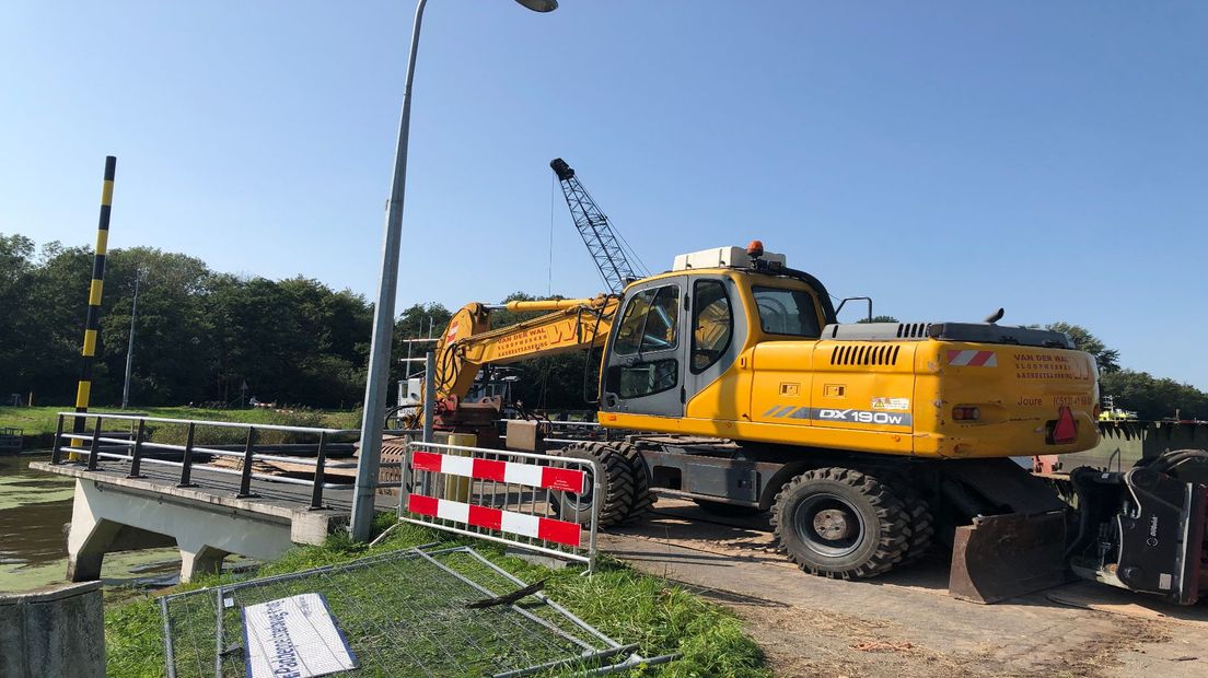 De sloop van de brug is begonnen