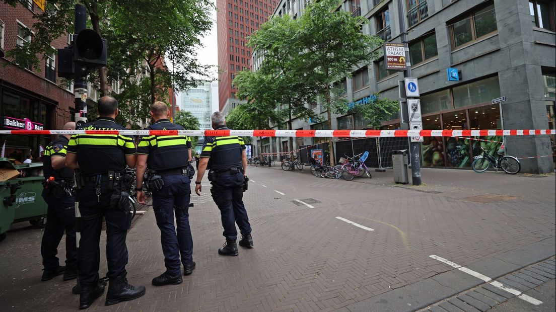 De ingang van de supermarkt aan de Turfmarkt is afgezet met zwarte hekken