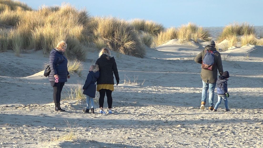 Burgemeester Ineke van Gent met familie op het strand