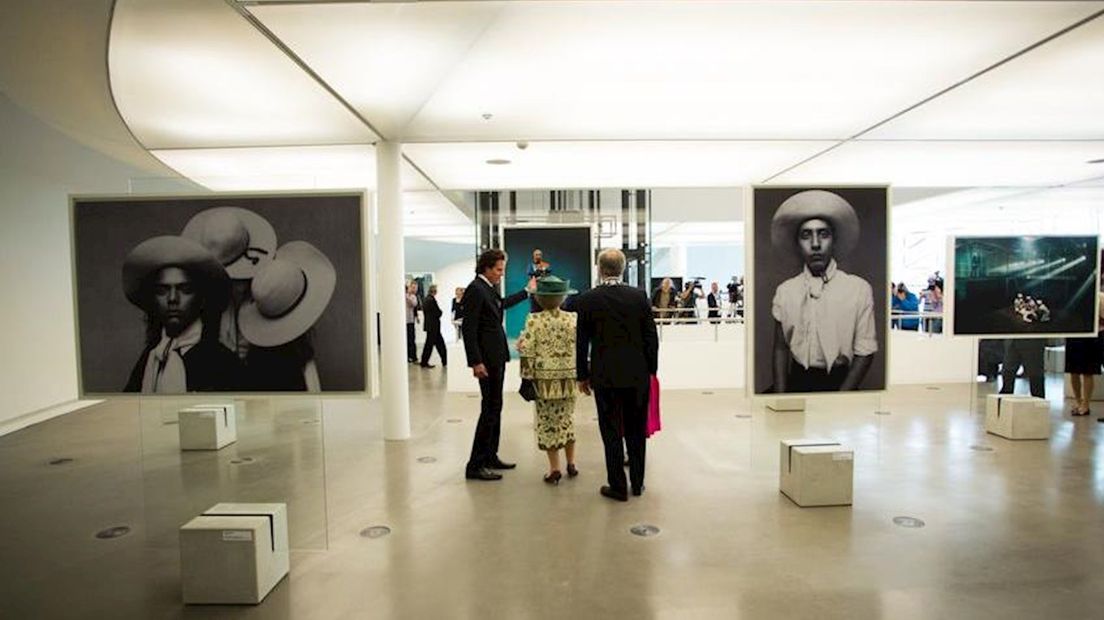 Prinses Beatrix bewondert de expositie van kunstenaar Henket