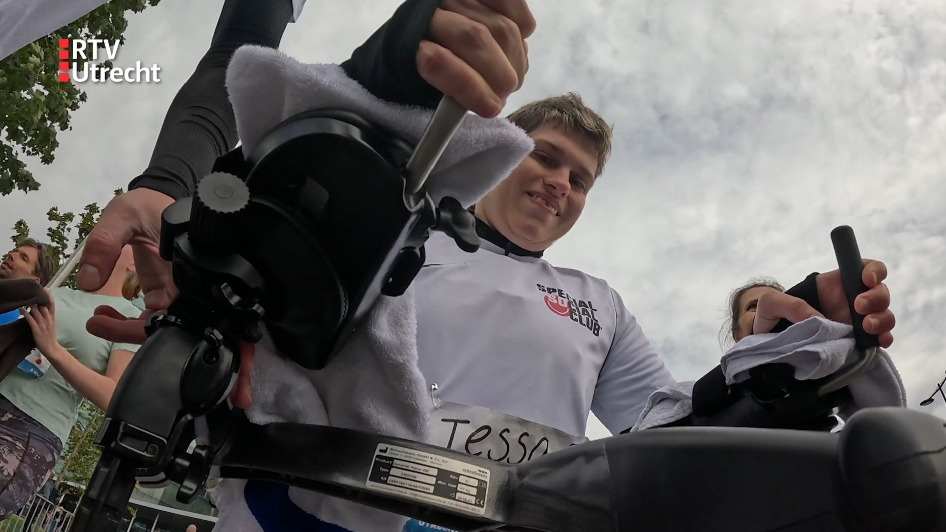 Je zult nooit kunnen lopen… en nu rent ze een wedstrijd! Bekijk hier de docU Het wonder van Tessa