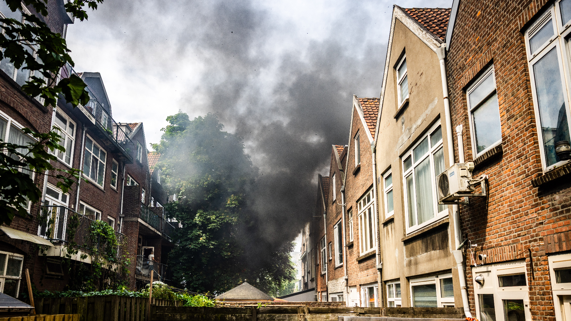 Bij de brand kwam veel zwarte rook vrij.