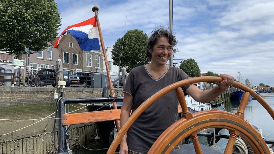 Schipper Gaby Koomen op haar klipper Nieuwe Maen