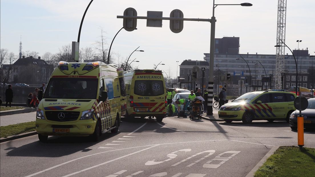 De fietser is naar het ziekenhuis gebracht