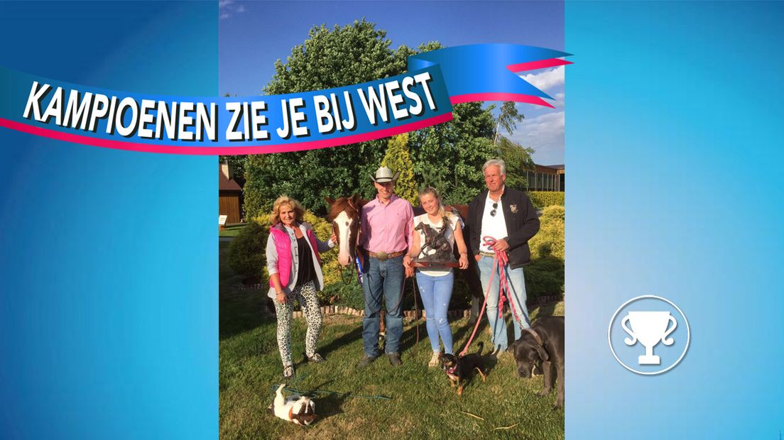 Tom Vandermot samen met zijn familie na het behalen van zijn titel