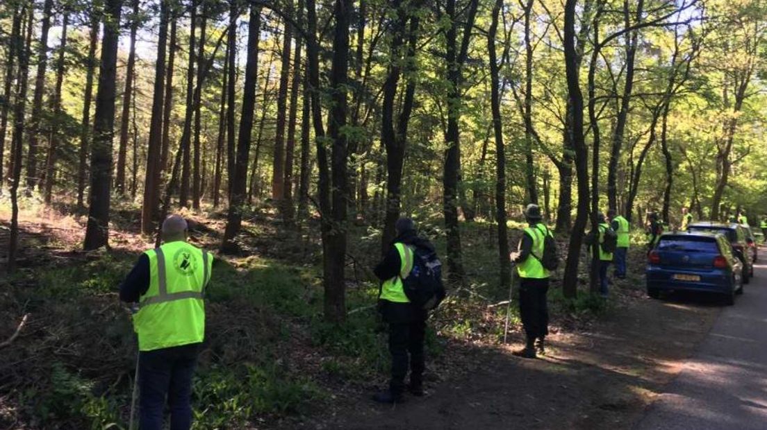De familie van de vermiste Ellen Hagenbeek (47) uit Nunspeet zoekt deze vrijdag zelf in het bos waar haar auto is gevonden. Een groep oud-militairen helpt daarbij.