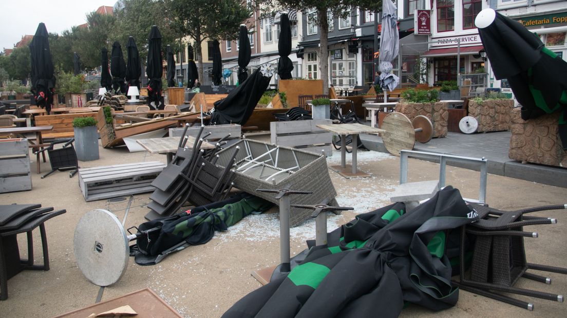 Dit is wat harde windstoten met je tuinmeubilair kunnen doen