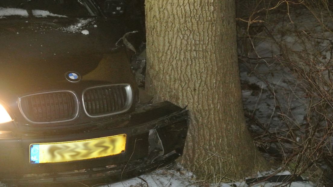 Auto ramt boom door gladheid Luttenberg