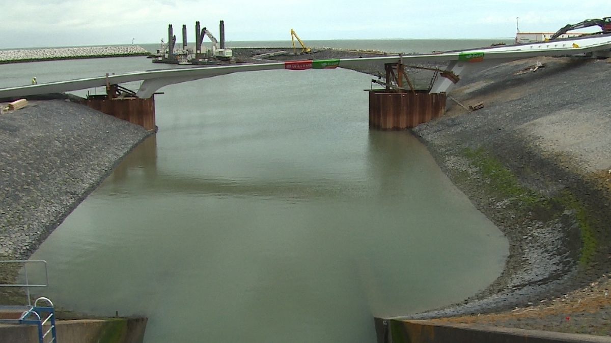 Nieuwe brug Cadzand-Bad moeiteloos geplaatst