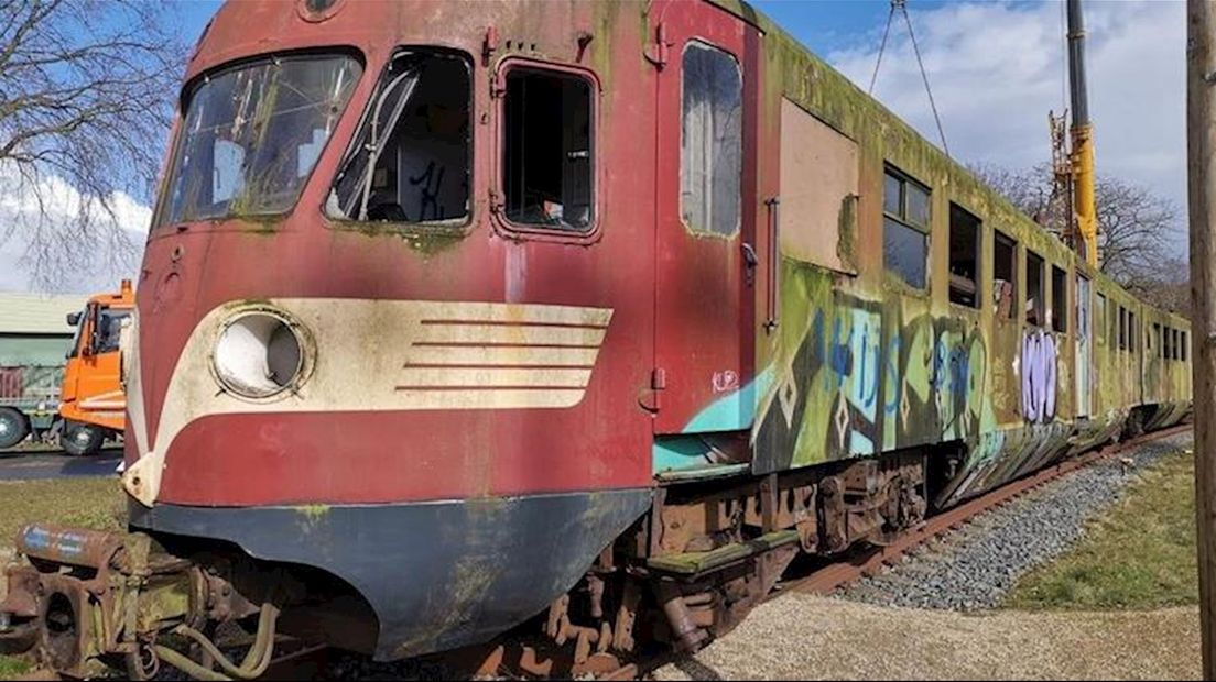 De historische trein is groen van de aanslag