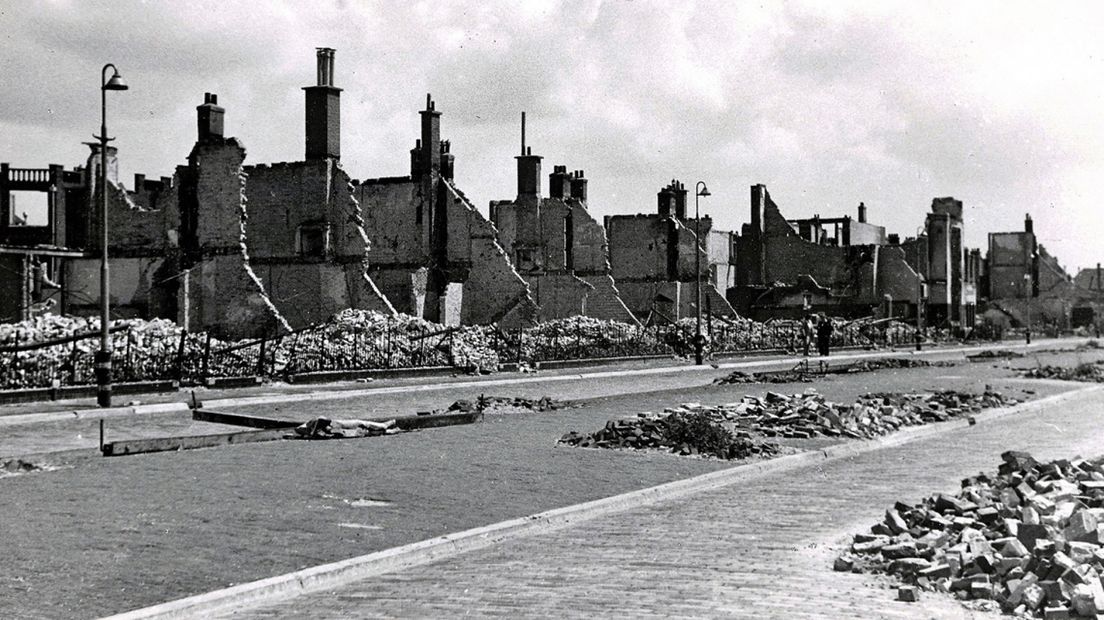 De Adelheidstraat na het bombardement op Bezuidenhout