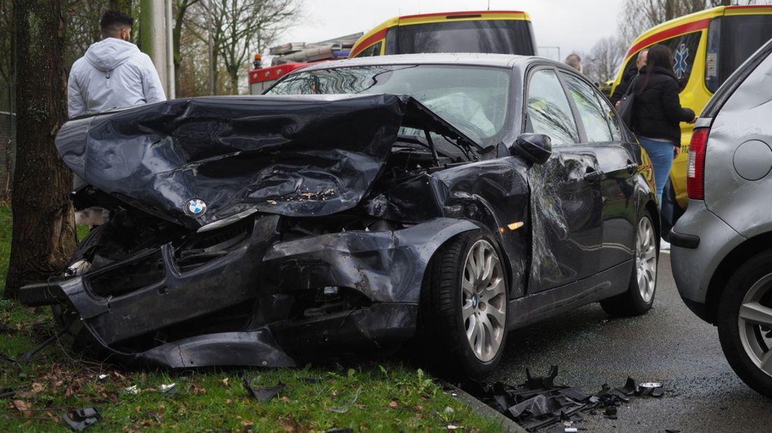 De andere beschadigde auto.