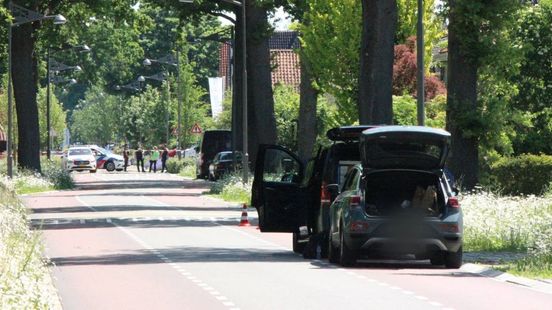 Mogelijk explosief materiaal in een auto gevonden: bestuurder aangehouden