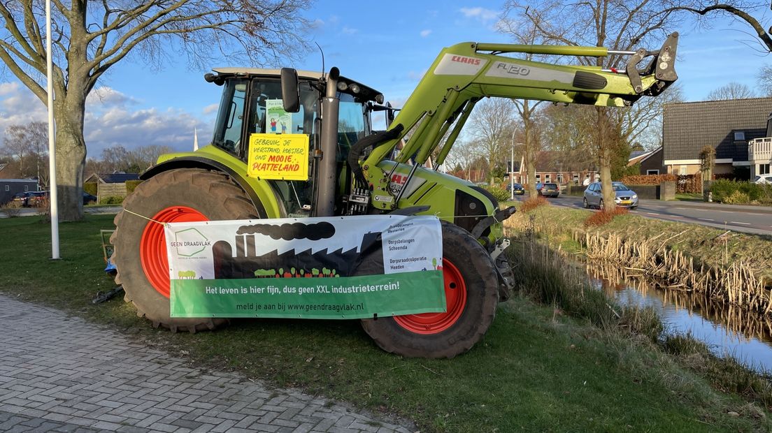 Een protesttrekker bij het dorpshuis in Westerlee