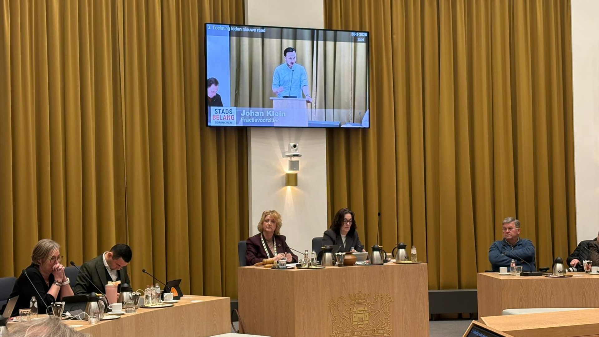 Burgemeester Reinie Melissant luistert tijdens de raadsvergadering naar StadsBelang-fractievoorzitter Johan Klein.