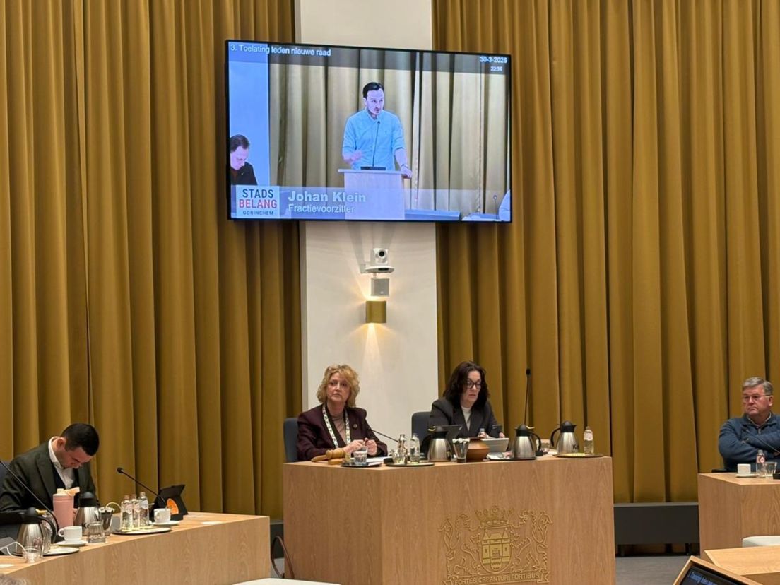 Burgemeester Reinie Melissant luistert tijdens de raadsvergadering naar StadsBelang-fractievoorzitter Johan Klein.