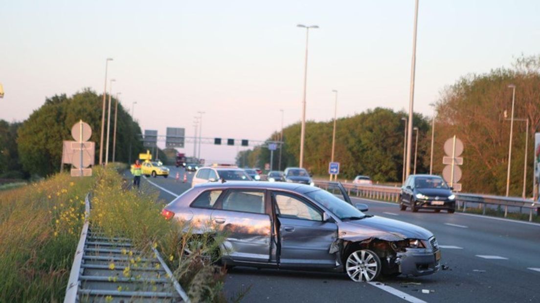 De auto kwam tot stilstand na een botsing met de vangrail.