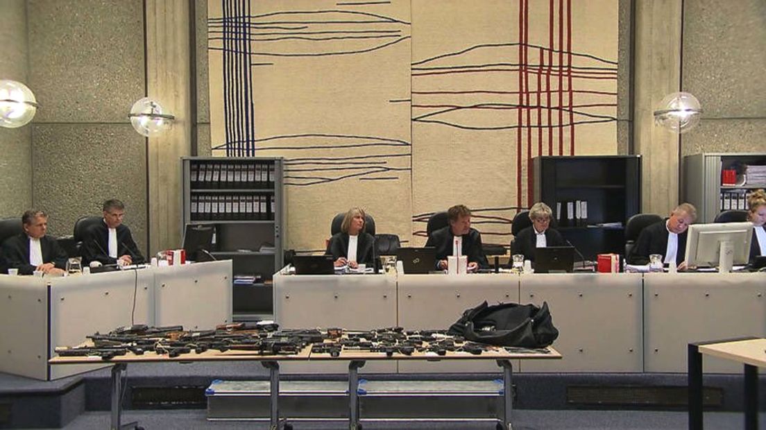 Tijdens de rechtszaak in 2016 lagen de wapens die in Nieuwegein zijn gevonden op een tafel.