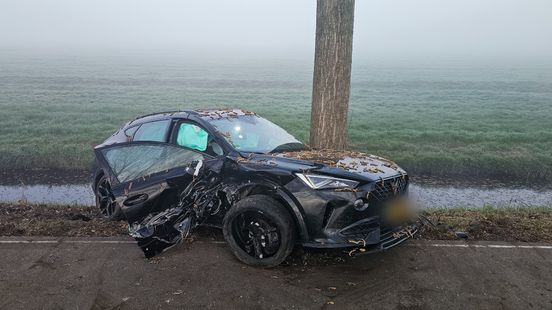 Twee autos fors beschadigd bij botsing in Tilburg: ‘Verkeerslichten op oranje vanwege het vroege tijdstip’. Twee autos fors beschadigd bij botsing in Tilburg: ‘Verkeerslichten op oranje vanwege het vroege tijdstip’.