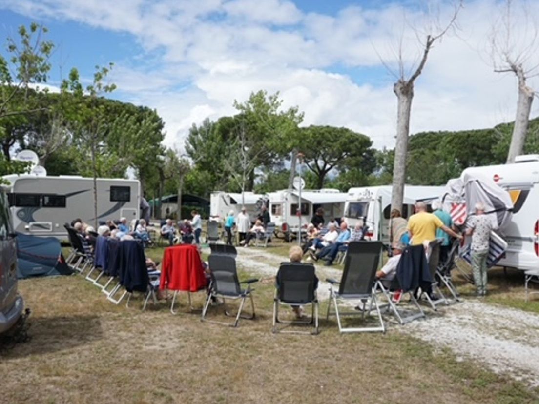 De groep deelnemers schoof de tuinstoelen bij elkaar bij dagbesprekingen