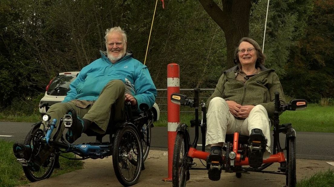 Herman en Joke Koppius uit Twello ergeren zich aan de fietspaaltjes.