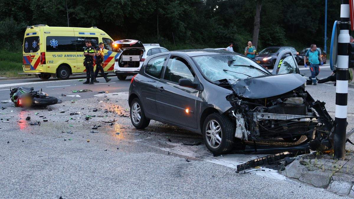 Enorme ravage op weg door botsing tussen auto en motor
