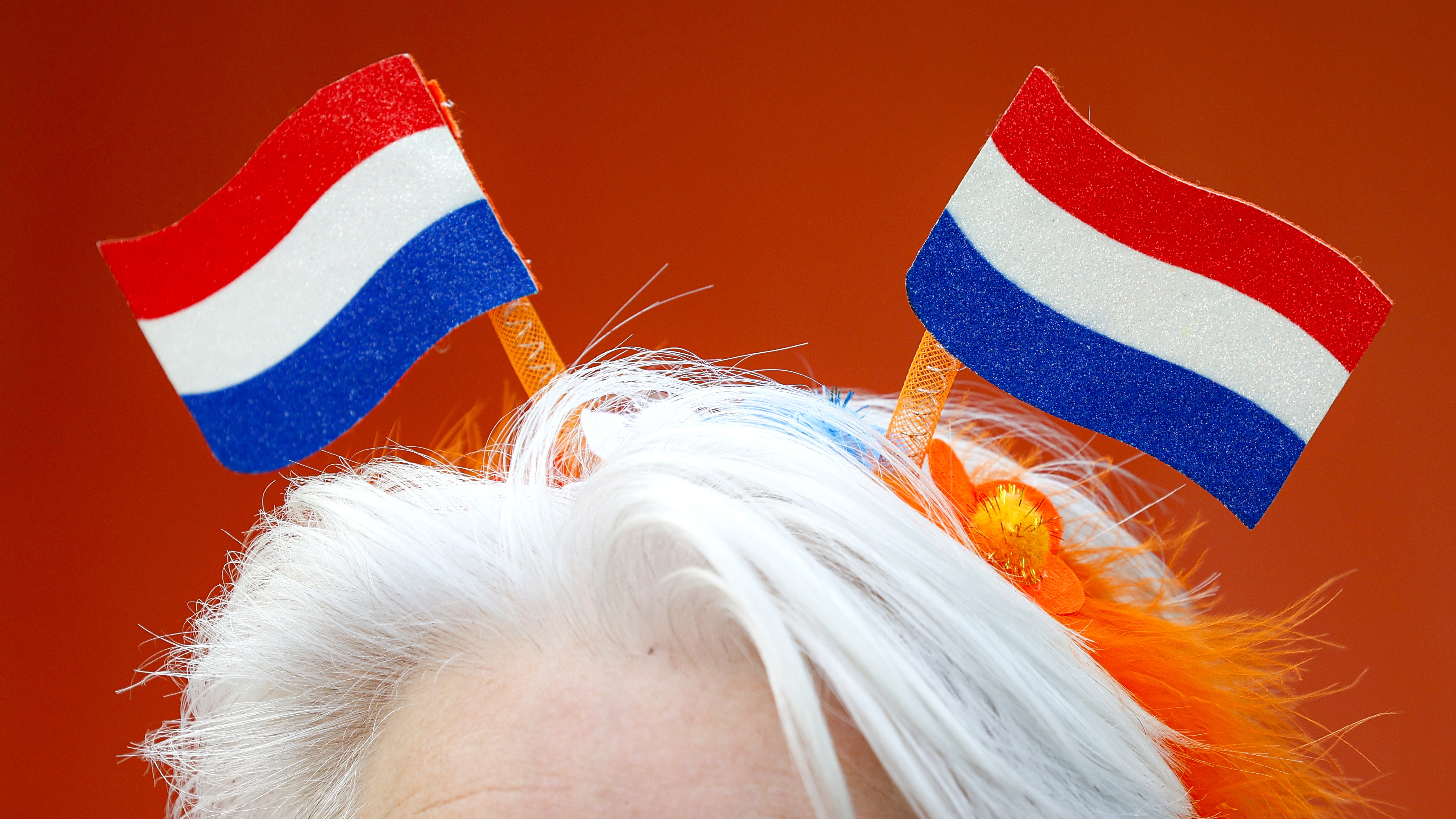 Na het faillissement nam de curator allerlei Oranje-gerelateerde vlaggen en spullen over