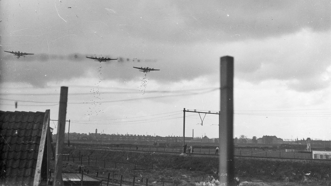 De Amerikaanse bommenwerpers die in mei 1945 boven Lage Weide voedselpakketten laten vallen