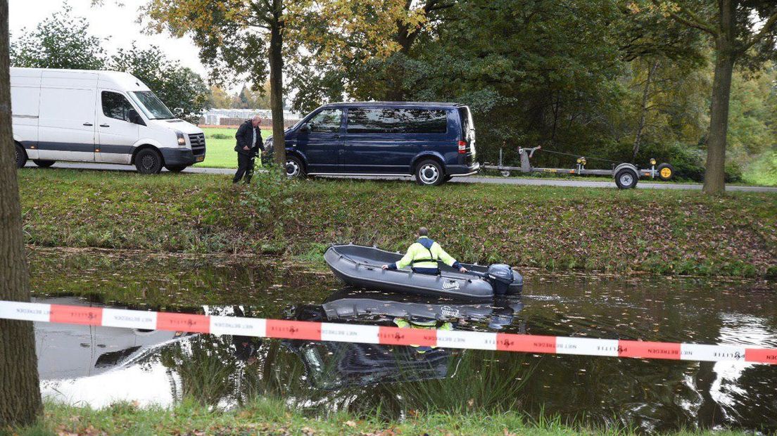 Duikers gaan nu verder zoeken in het kanaal (Rechten: De Vries Media)