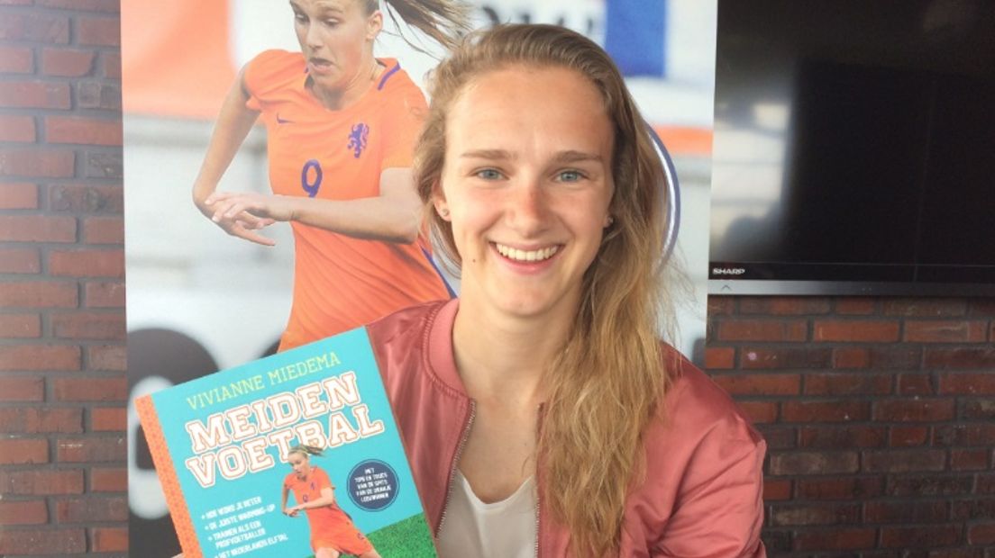 Vivianne Miedema met haar boek Voetbalmeiden (Rechten: Karin Mulder/RTV Drenthe)