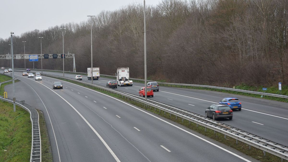 Ongeluk met drie auto's op A2 bij Urmond