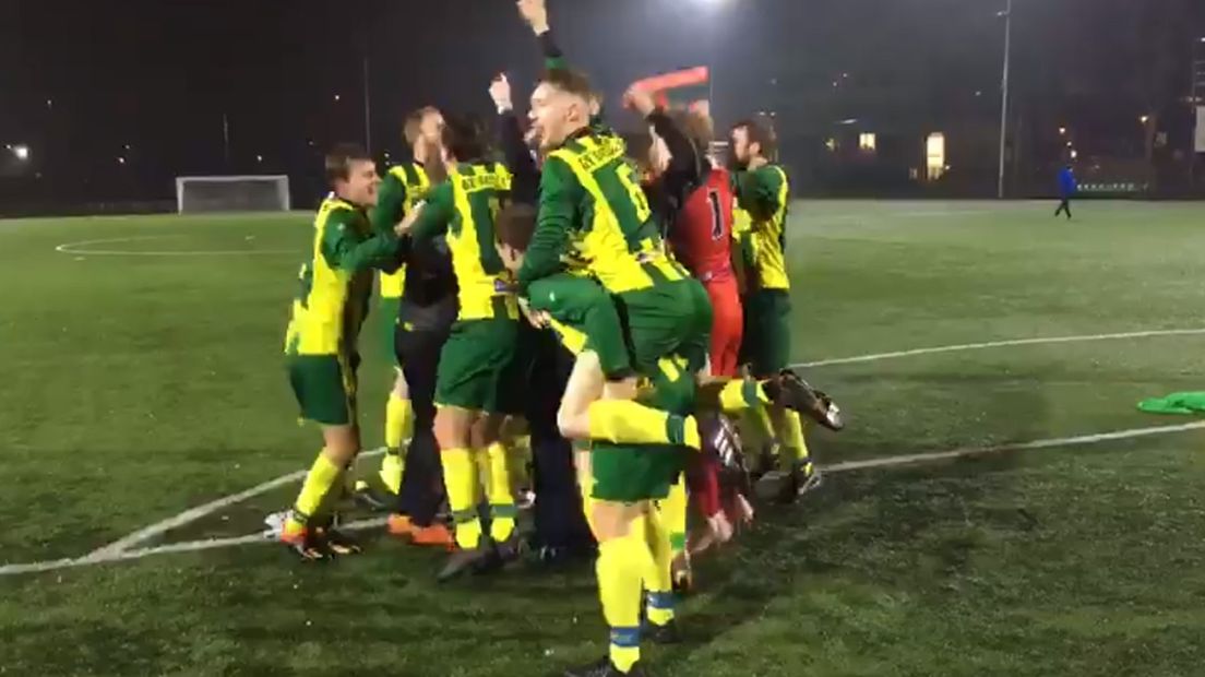 De spelers van Groen Geel vieren feest na de winnende strafschoppenserie.