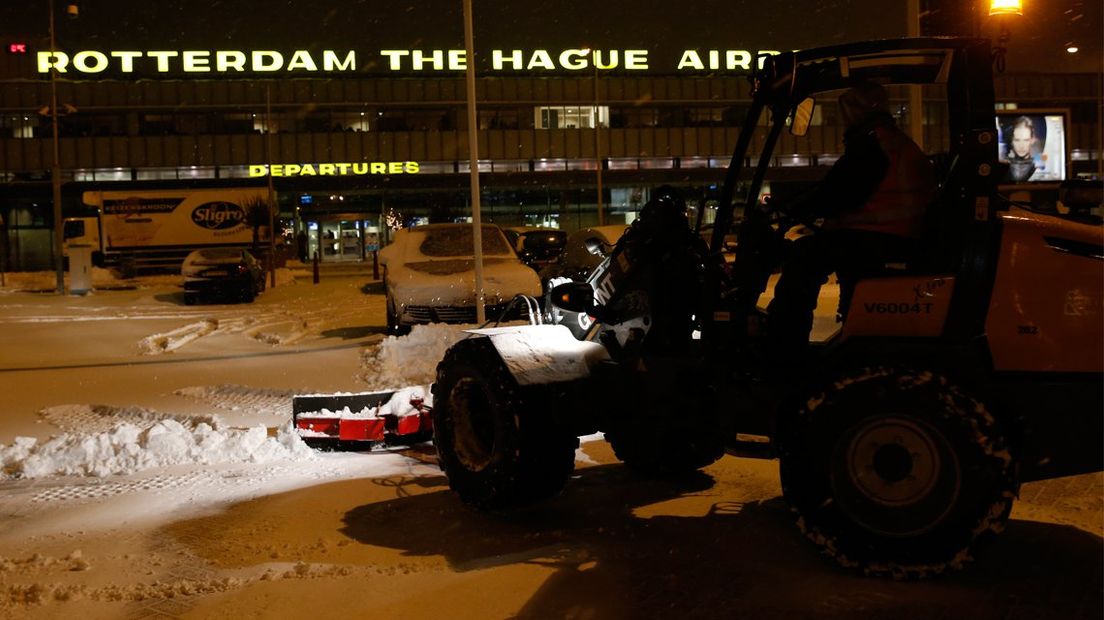 Rotterdam The Hague Airport in de sneeuw