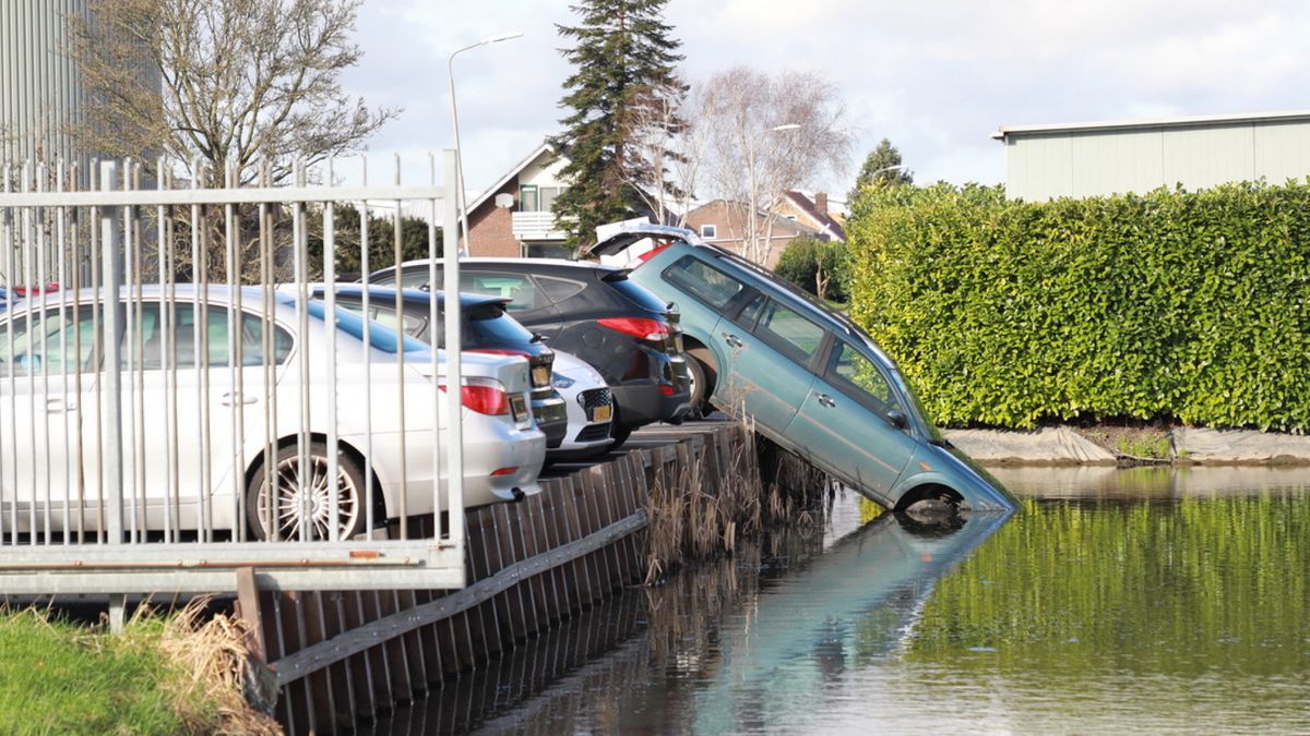 112-nieuws | Auto duikt met neus water in - Avondwinkel overvallen